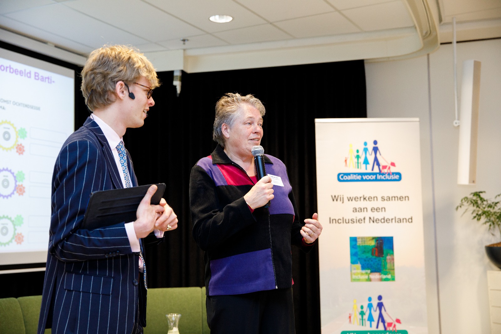 Patty van Belle, voorzitter van Stichting Inclusie Nederland, spreekt de zaal toe