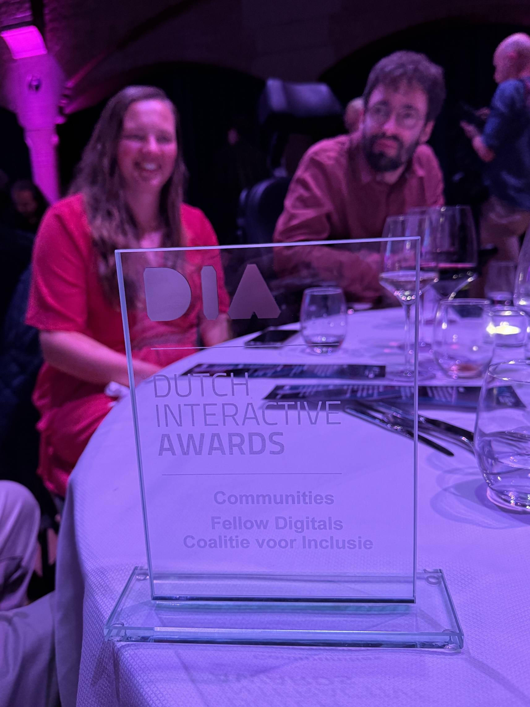 De Zilveren Award op de tafel met op de achtergrond Peter Eggen en Charlène van Belle