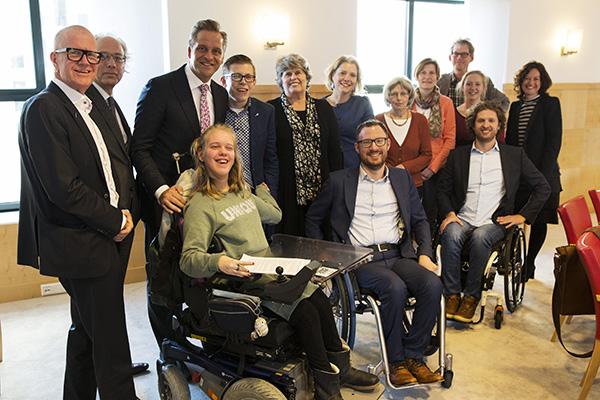 Burgemeesters Otwin van Dijk (Oude IJsselstreek) en Victor Molkenboer (Woerden), en wethouders Theo Maas (Someren) en Marleen Sanderse (Gooise Meren) Jantine Kriens, Algemeen directeur van de VNG, en Hugo de Jonge, minister van VWS en andere aanwezigen