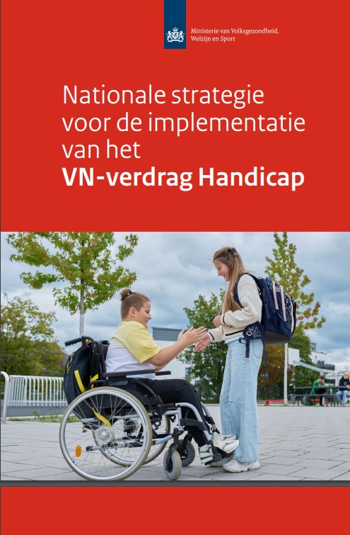 Voorpagina Nationale strategie voor de implementatie van het VN-verdrag met afbeelding van jongen in rolstoel op schoolplein die handjeklap doet met meisje 