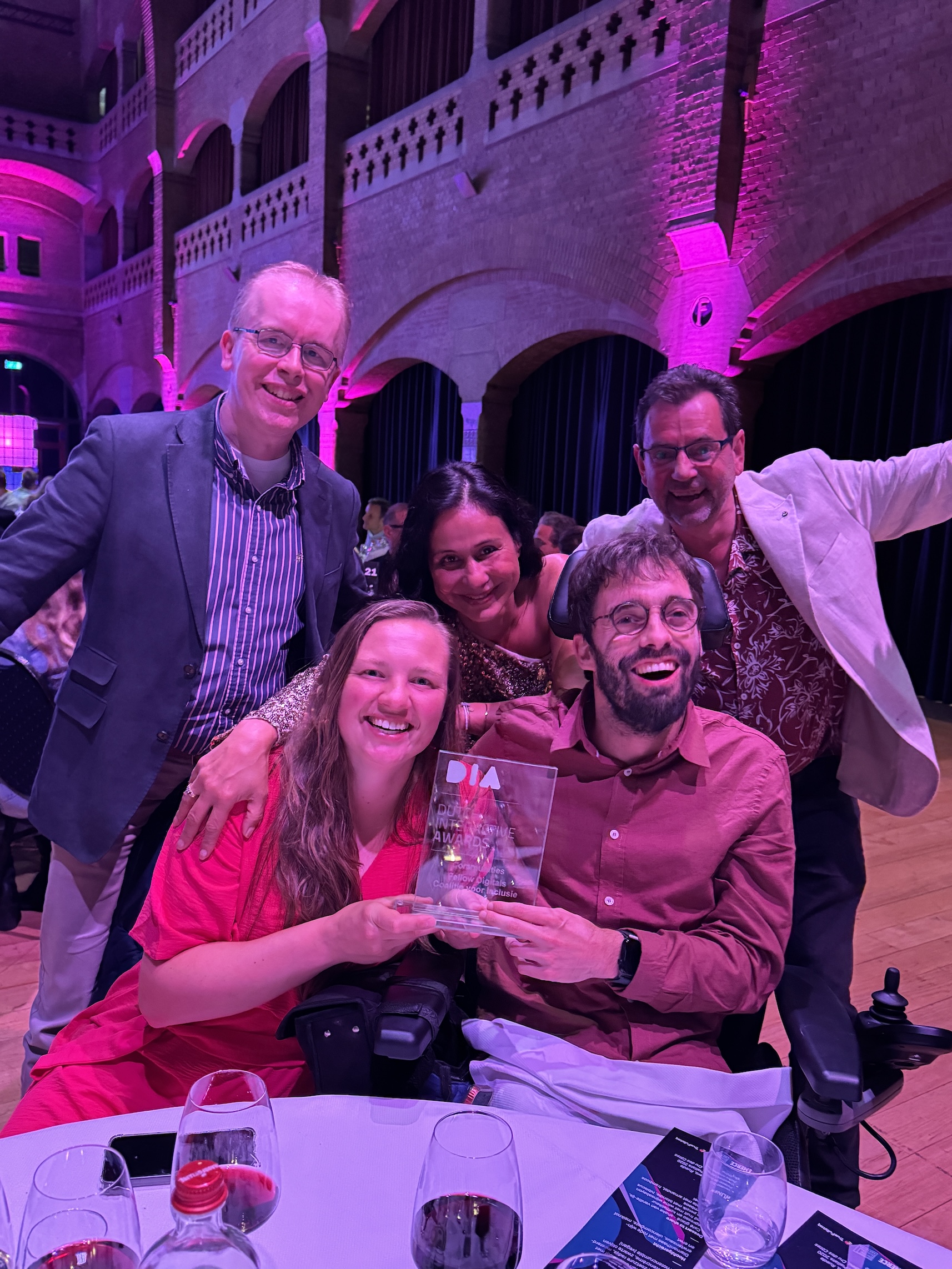 Peter Eggen, Charlene van Belle en Paul Imthorn van Coalitie voor Inclusie. En Anke de Bruin en Ronald van Wijk van Fellow Digitals juichen met de Zilveren Award in de hand.