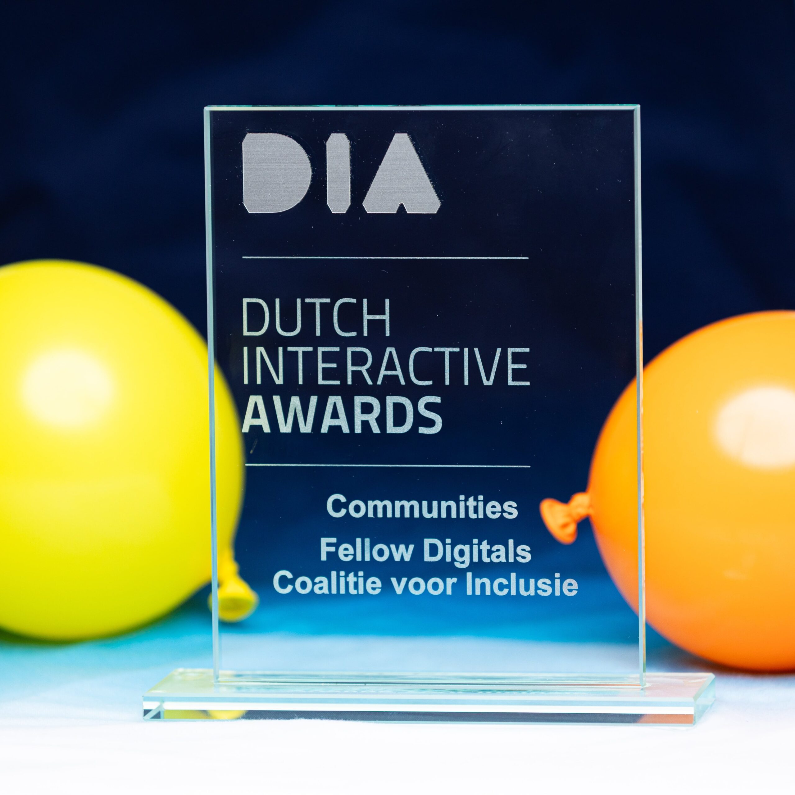 Foto van de zilveren dutch interactive award in categorie communities met twee ballonnen erbij